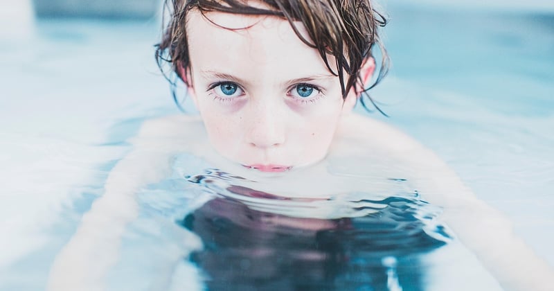 Kleinkinder im Schwimmbad: Sicherer Badespaß von Anfang an