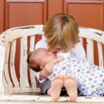 umfassende anleitung zur neugeborenenpflege &ndash; tipps und ratschl&auml;ge f&uuml;r frischgebackene eltern zur sicheren und liebevollen betreuung ihres babys.