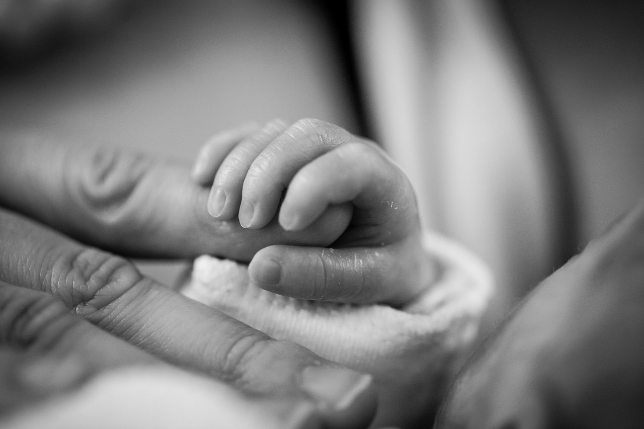 tipps und ratschl&auml;ge zur neugeborenenpflege f&uuml;r frischgebackene eltern, um die gesundheit und das wohlbefinden ihres babys zu f&ouml;rdern.